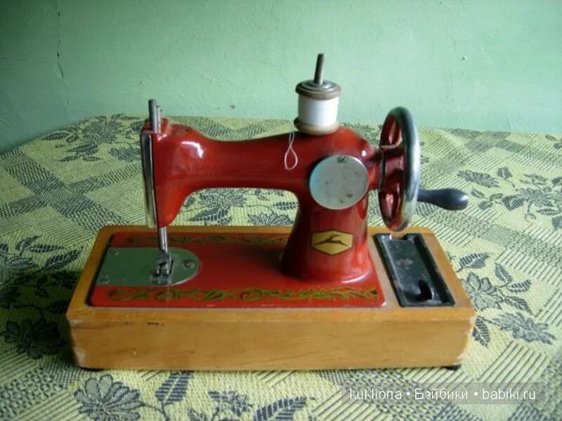 Детская машинка 60 годов. Детская швейная машинка Sewing Machine. Швейная машинка 70х. Детская швейная машинка Зингер. Швейная машинка Севинг игрушка.