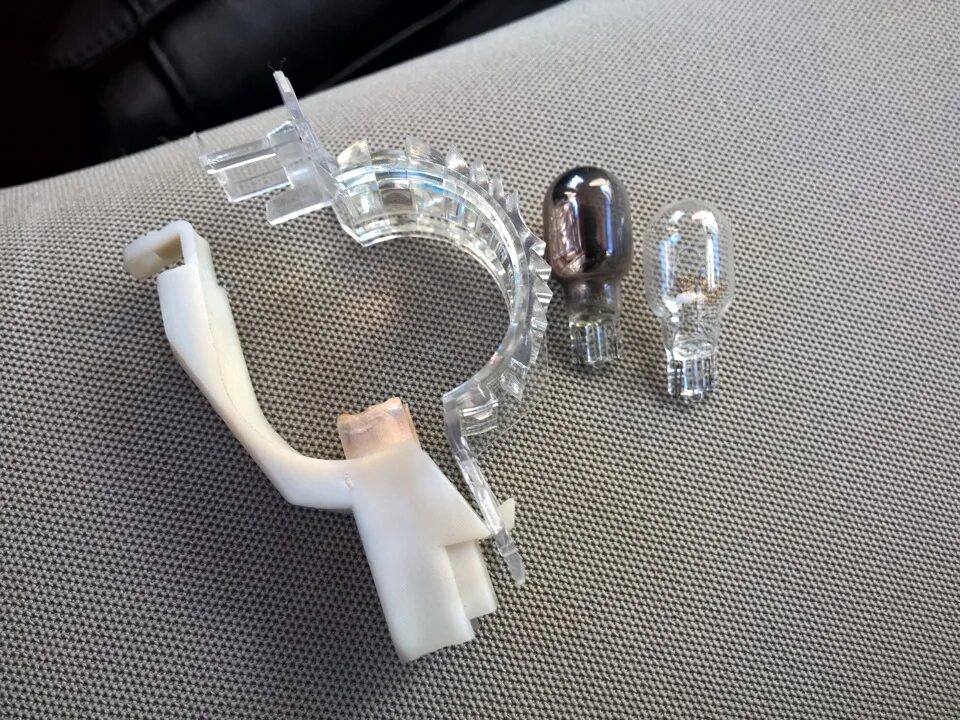 Рено меган 2 лампа в задний стоп сигнал. Меган 2 лампы в стопе. Лампа стоп меган 2. Лампочка заднего габарита рено логан 1. Лампочка стоп сигнала рено лагуна 2.