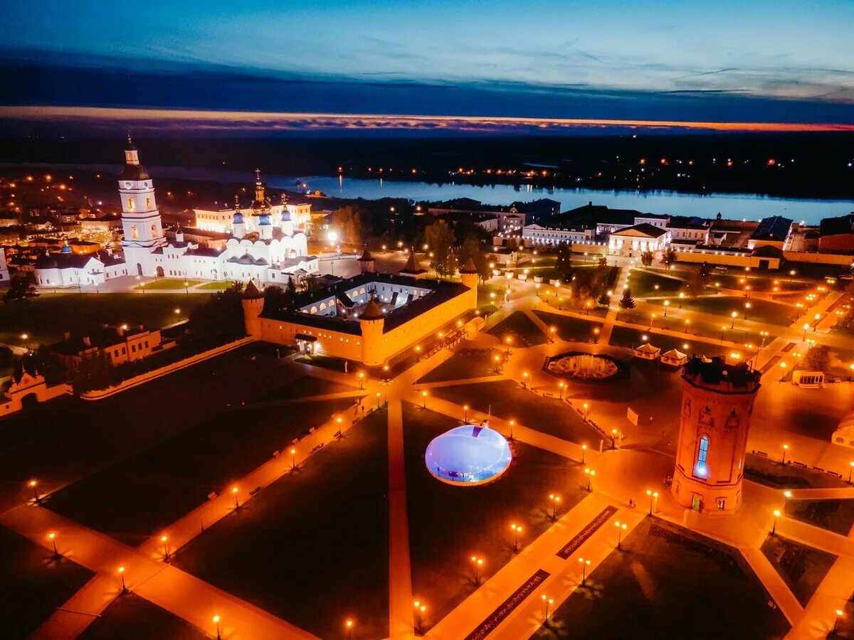 Якутск тобольск. Тобольск столица Сибири. Ночной Тобольский Кремль. Тобольск центр города. Тобольский Кремль с высоты птичьего полета.