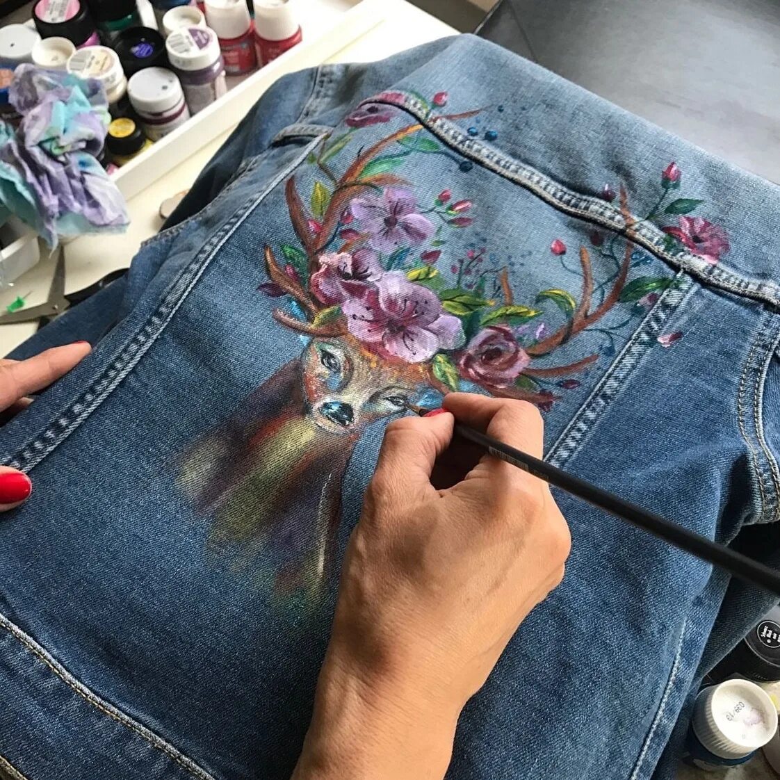 Можно ли разрисовать. Роспись одежды. Роспись одежды акриловыми красками. Роспись на джинсах. Расписать джинсы акриловыми красками.