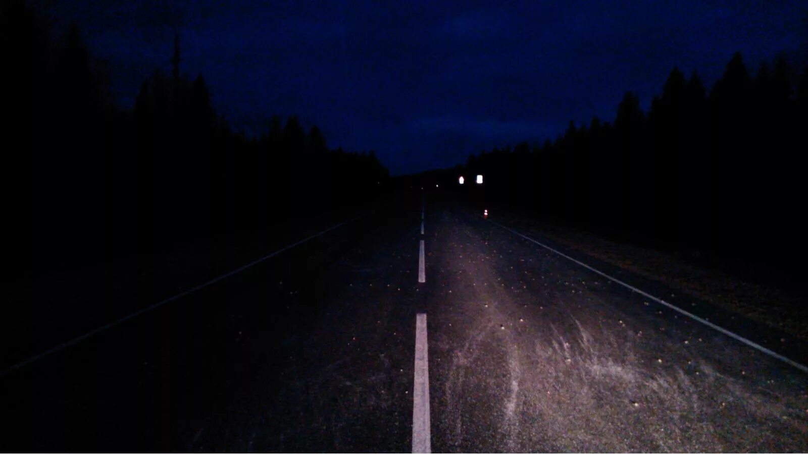 Темно пошло. Дорога ночью. Машина ночью на дороге. Проселочная дорога ночью. Село дорога ночь.