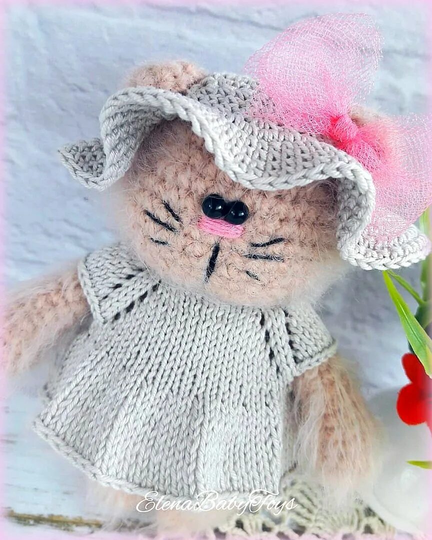 Связанные игрушки. Вязаные кошки крючком. Вязаные котики. Вяжем кошечку крючком. Вязаные игрушки кошки.