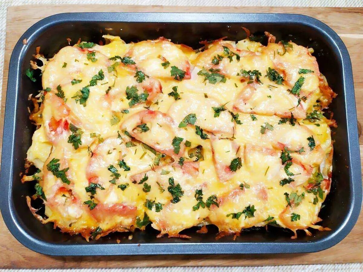 Запеканка с куриным филе в духовке рецепт. Картошка с курицей под сыром. филе с картошкой в духовке. картошка с куриным филе в духовке. запеканка с курицей и картошкой.