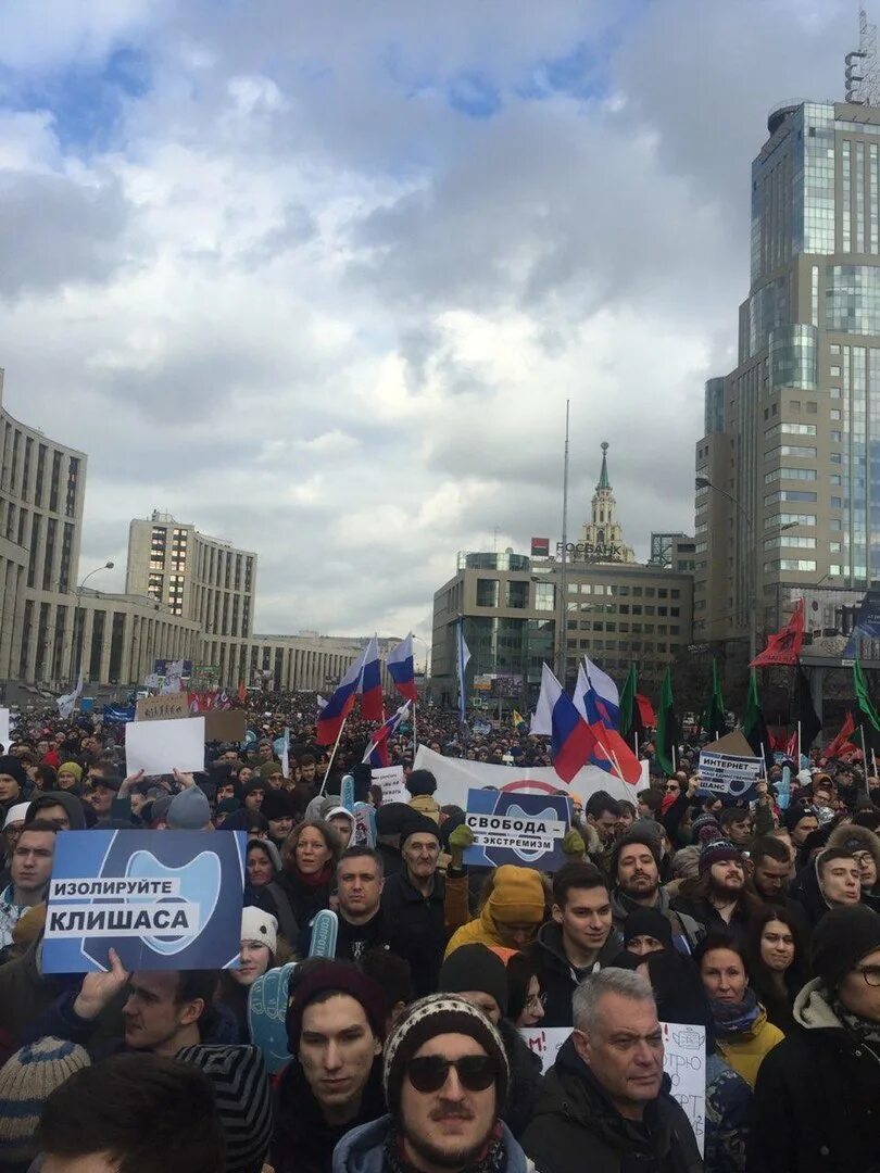 Против изоляции. Митинг в Москве. Митинг в Москве вчера. Митинги в поддержку «свободного интернета». Изоляция России.