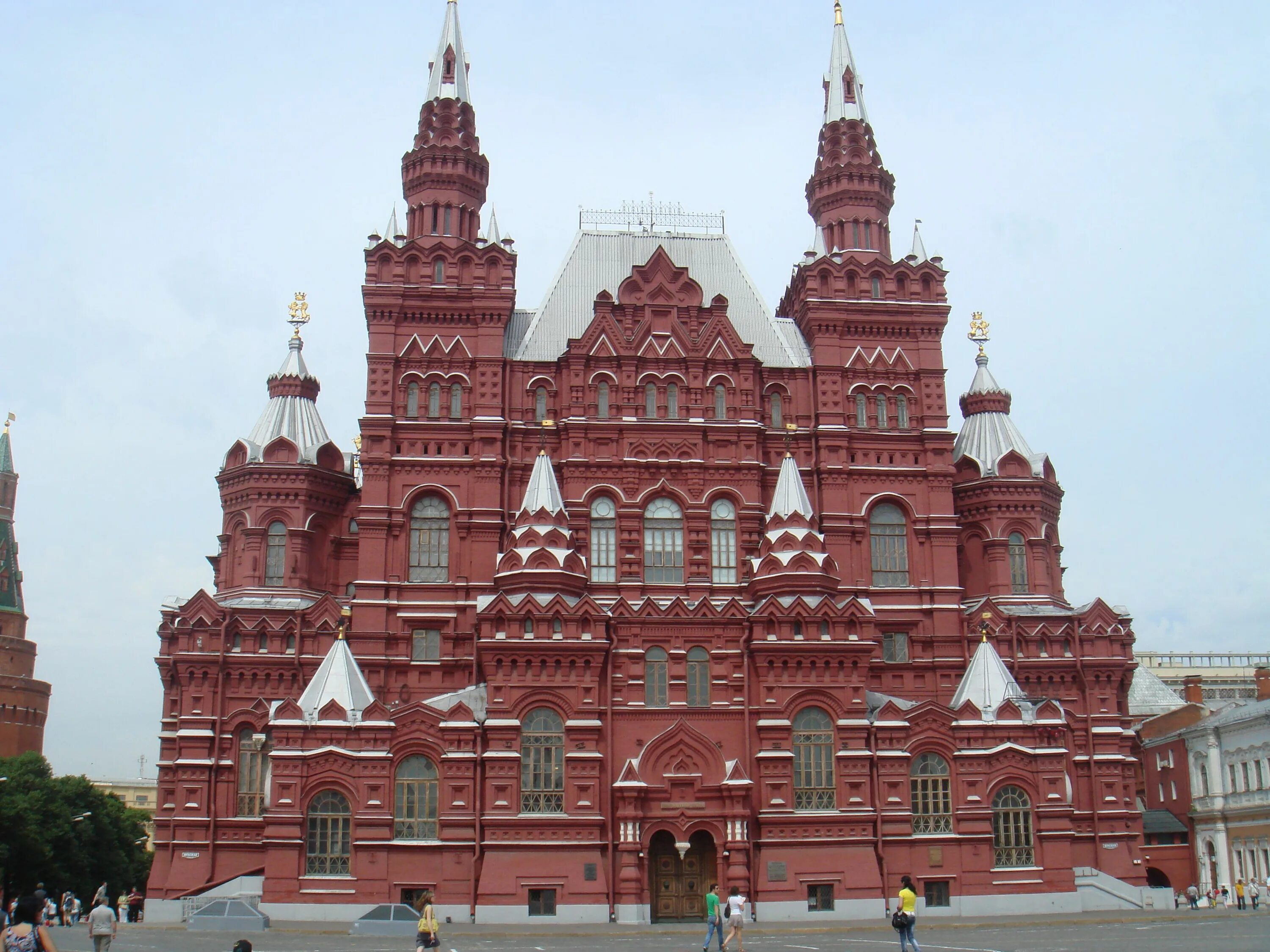 Какие есть известные здания. Знаменитые здания России. Знаменитые здания в РО. Исторические здания России. Красное здание в Москве.