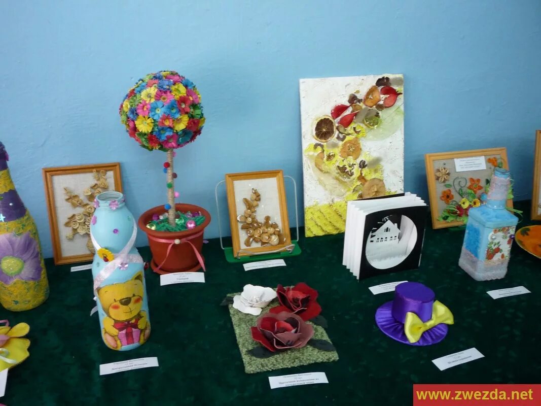 выставка родителей в детском саду. выставка работ родителей и детей. выставка детских рисунков в детском саду. уголок творчества в детском саду оформление. выставка на осеннюю тематику в детском саду.