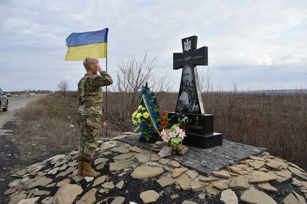 Бриттани Стюарт полковник. Военные на Донбассе. Памятник погибшим на Донбассе.