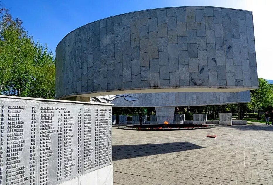 Мемориал статьи. Долинка мемориал. Монумент мученикам алжир. Мемориал вечного огня самара. Мемориальный комплекс б.