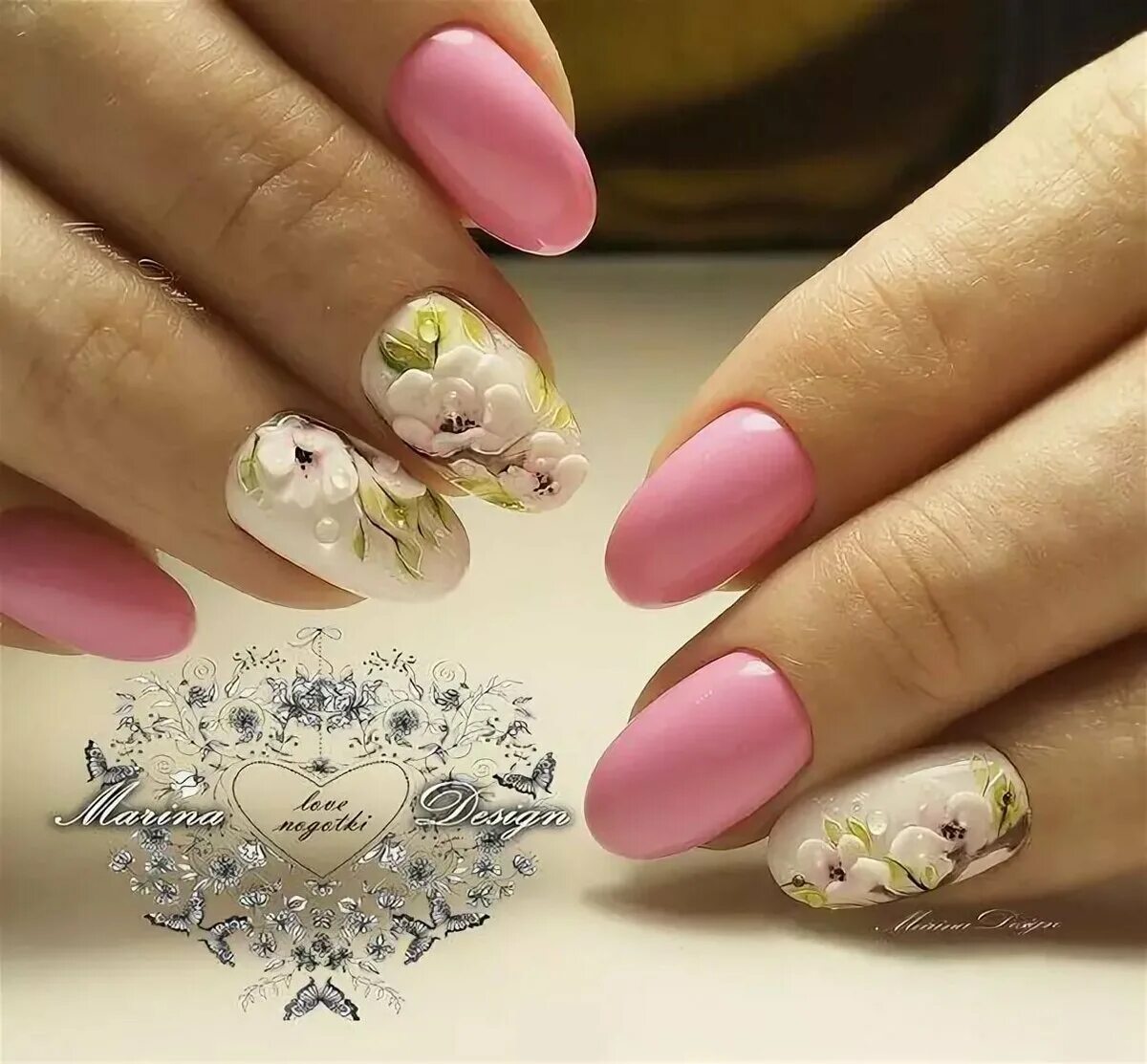 овальные ногти с цветами. маникюр синий с бежевым. ногти весна. весенний дизайн ногтей. маникюр фиолетовый с тюльпанами.