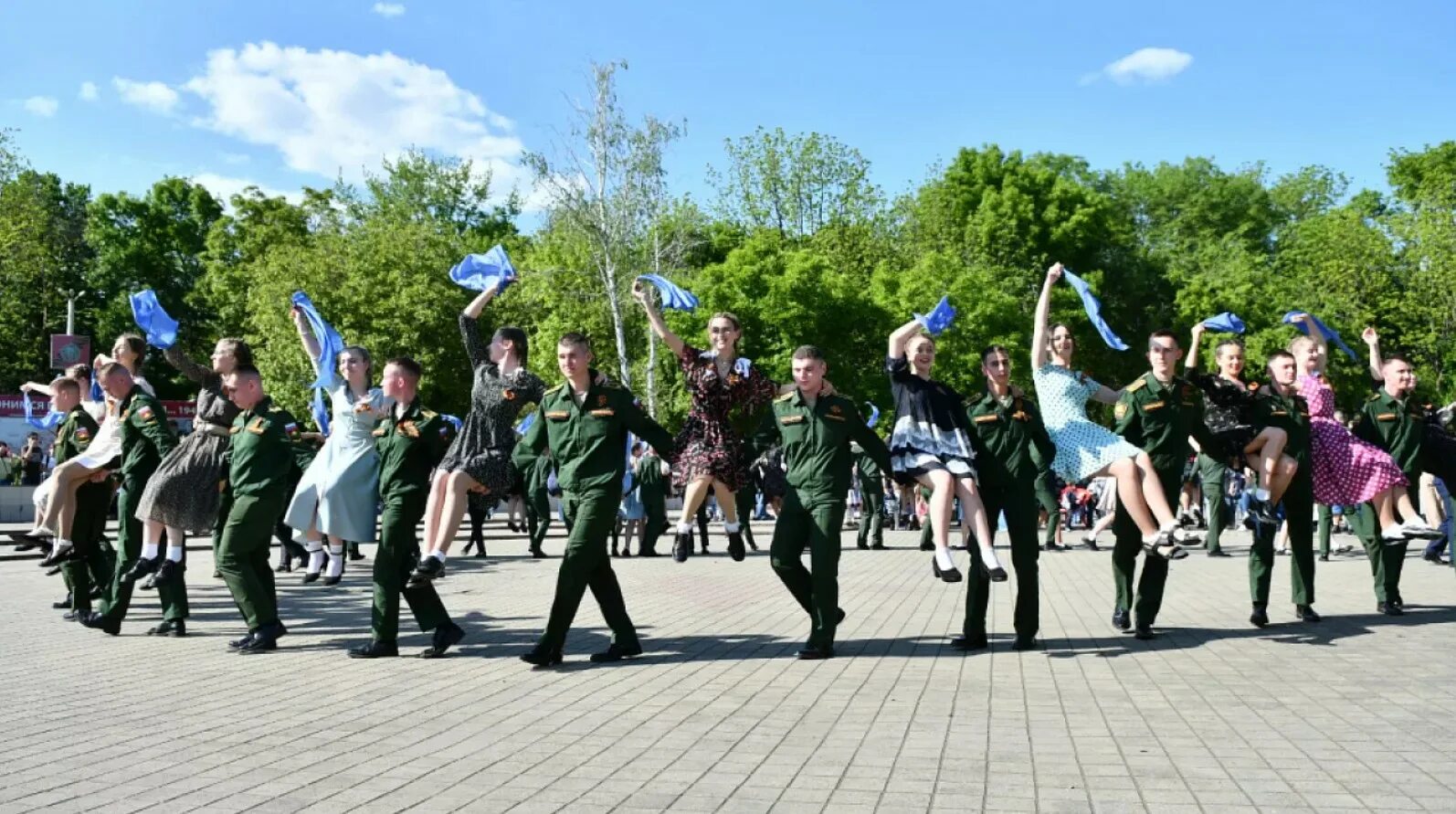 Военный вальс. Парк 9 мая Краснодар. С праздником 9 мая Краснодар. Военная композиция. Краснодар парада