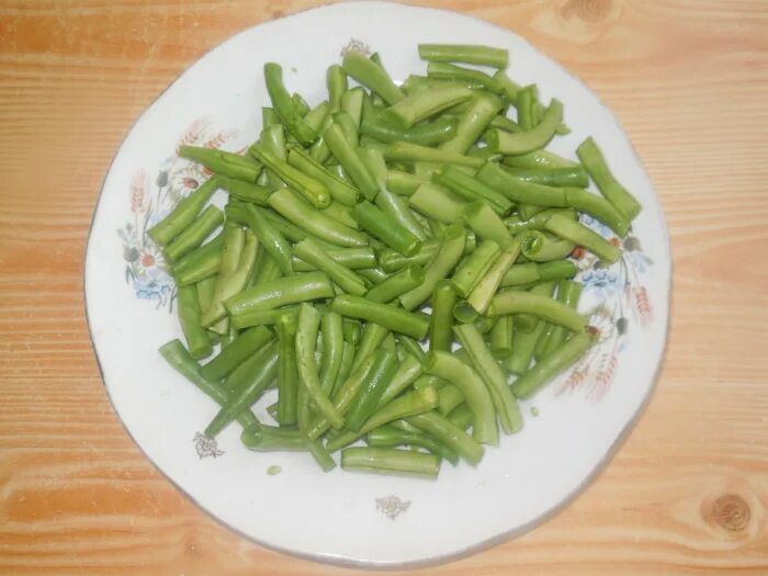 Стручковая фасоль с яйцом и чесноком. Жареная стручковая фасоль с чесноком. жареная фасоль на сковороде стручковая. спаржа стручковая фасоль жареная. фасоль стручковая плоская жареная.