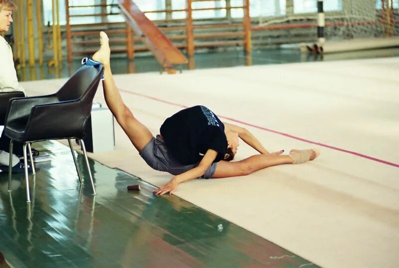 Шпагат со стула. Гимнастки шпагат со стула. Минусовой шпагат. Продольный шпагат на стульях. Художественная гимнастика шпагат.