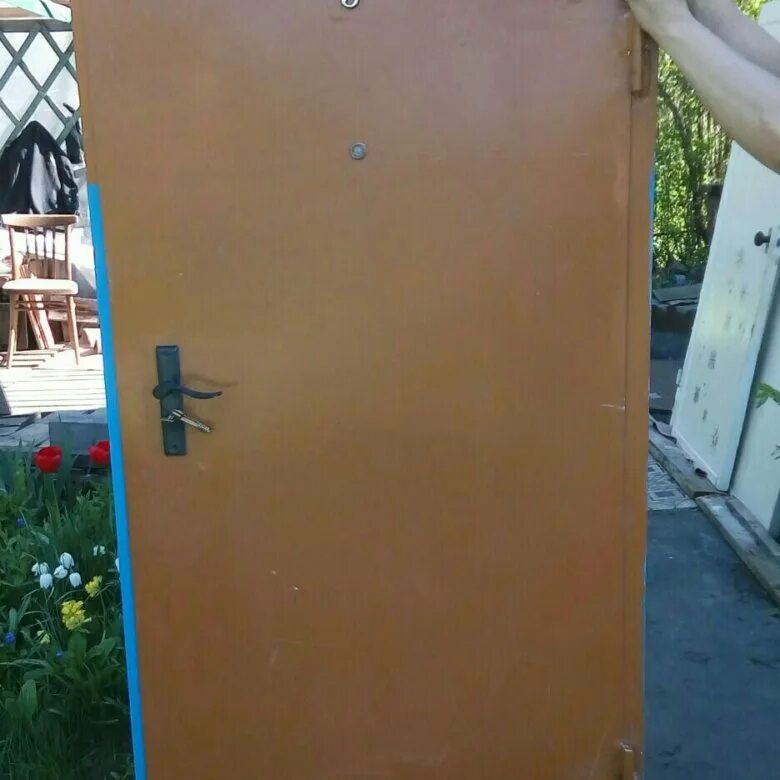 Дверь железная бу. Железные двери б.\ у 86\205. Железный двер бу. Старая красная железная дверь бу.