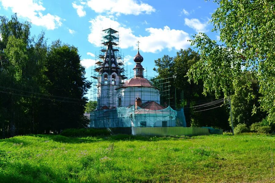 Памятники архитектуры Плеса. Плёс город достопримечательности. Памятник Василию 1 в Плёсе. Скульптуры на набережной Плёса.