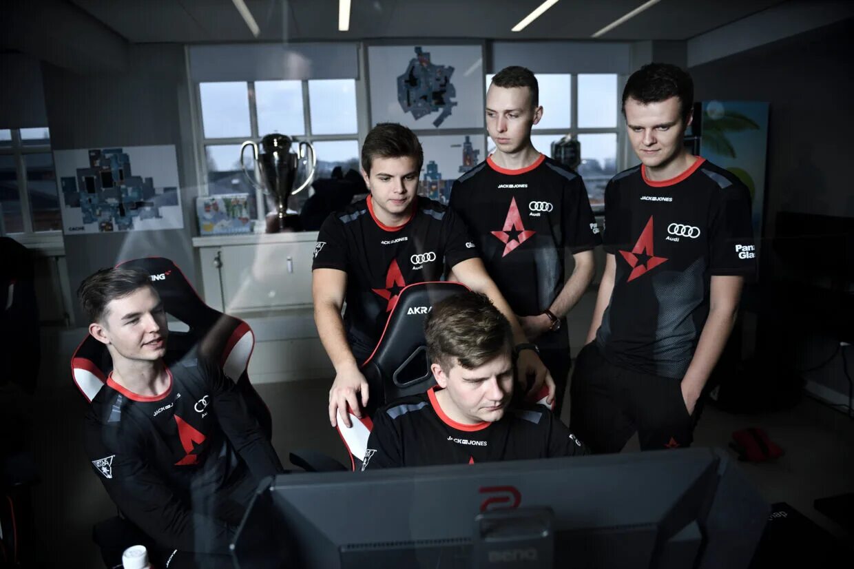Atf dota 2 falcons. Team falcons cs. Siuhy kamil szkaradek. Atlanta team. Состав team falcons.
