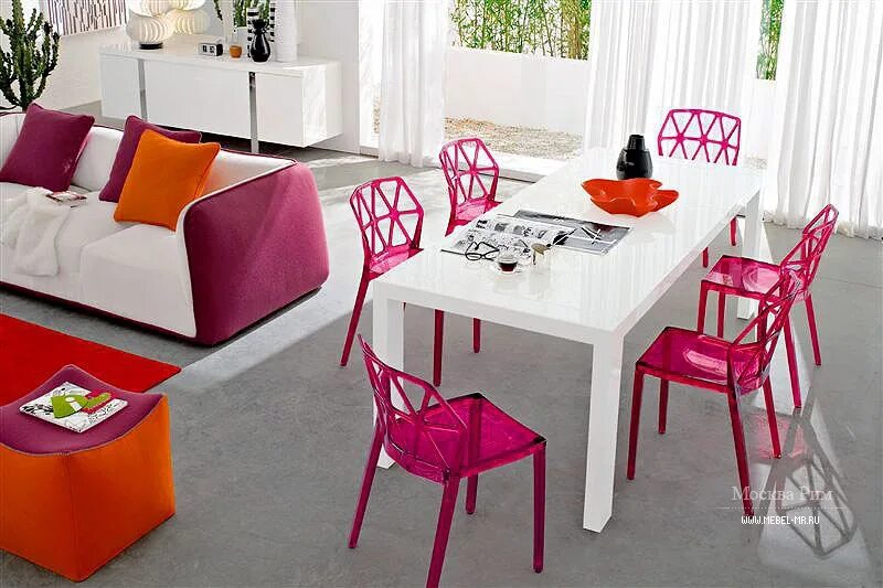 Пластиковый кухонный стол. Модные стулья для кухни. Кухонный стол и стулья. Разноцветные стулья на кухню. Цветные стулья в интерьере.