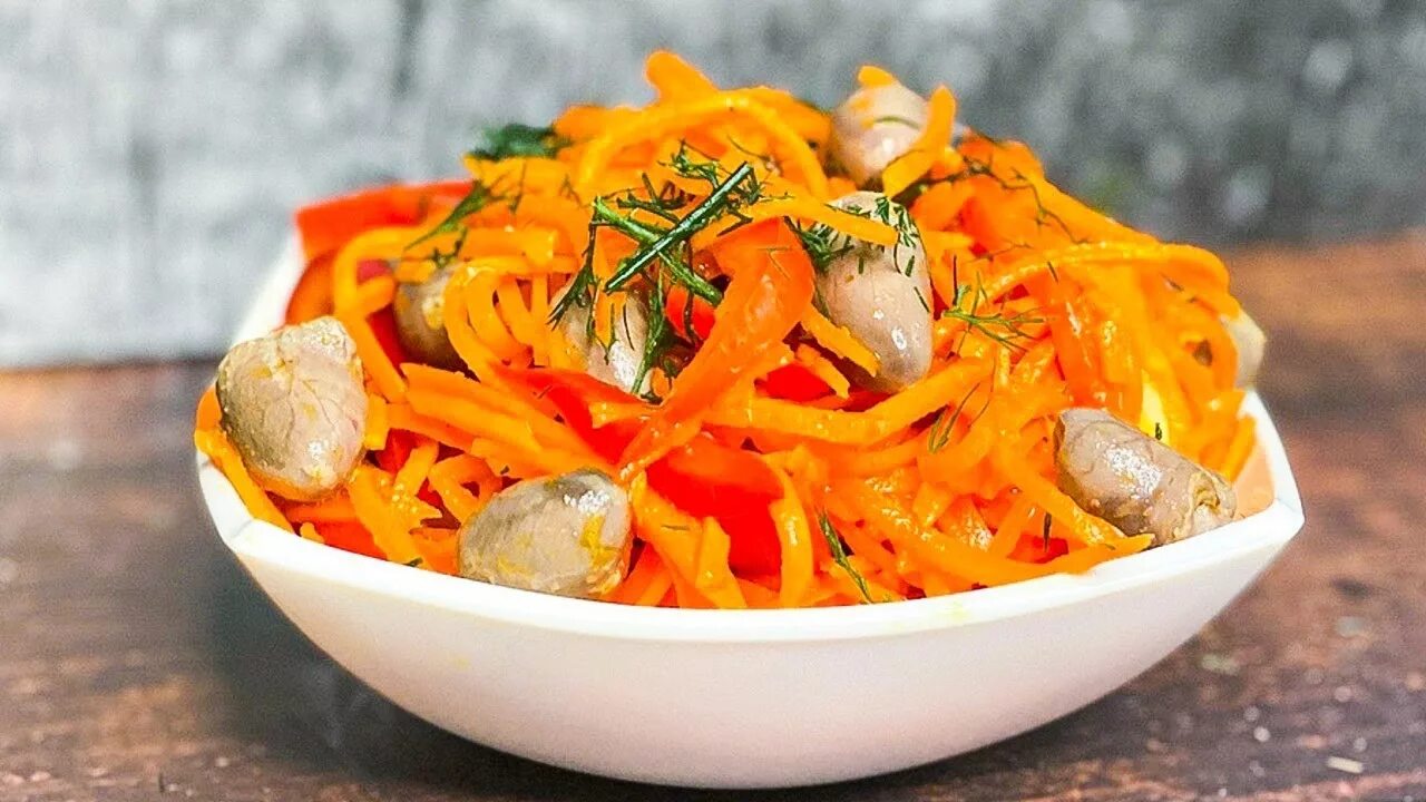 Копченая курица перец морковь. Салат с болгарским перцем и курицей и корейской морковкой. Салат с куриными сердечками корейской морковкой. Салат из сердечек куриных с корейской морковкой. Салат с куриными сердечками и корейской морковью.