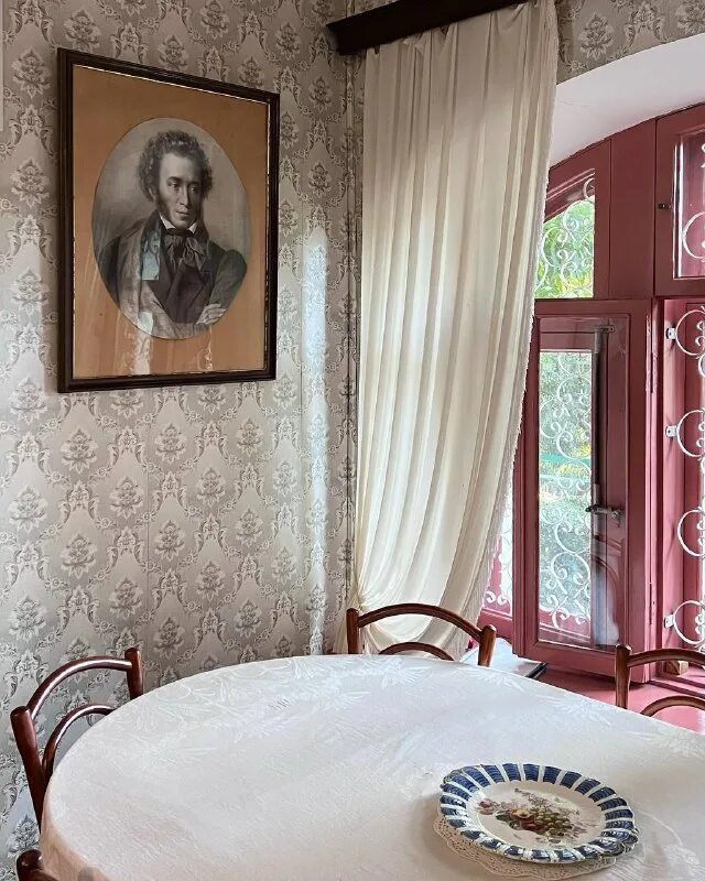 Дача чехова стояла за городом. Ялтинская дача чехова стояла почти за городом глубоко под белой. Чуковский о чехове изложение. Сочинение дача чехова в крыму. Гимназия 5 чехова ялта.