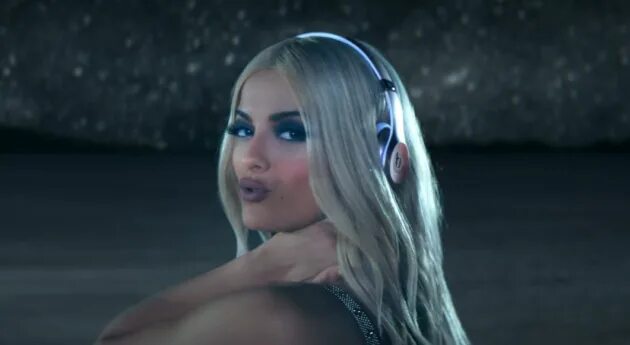 I get you bebe. Bebe Rexha i got you. Bebe Rexha got. Bebe Rexha i got you клип. Бебе Рекса i got you clip.