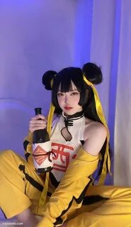 Model Imeva (@evawxsh) dalam cosplay Li Dailin dari Black Survival - 7 foto...