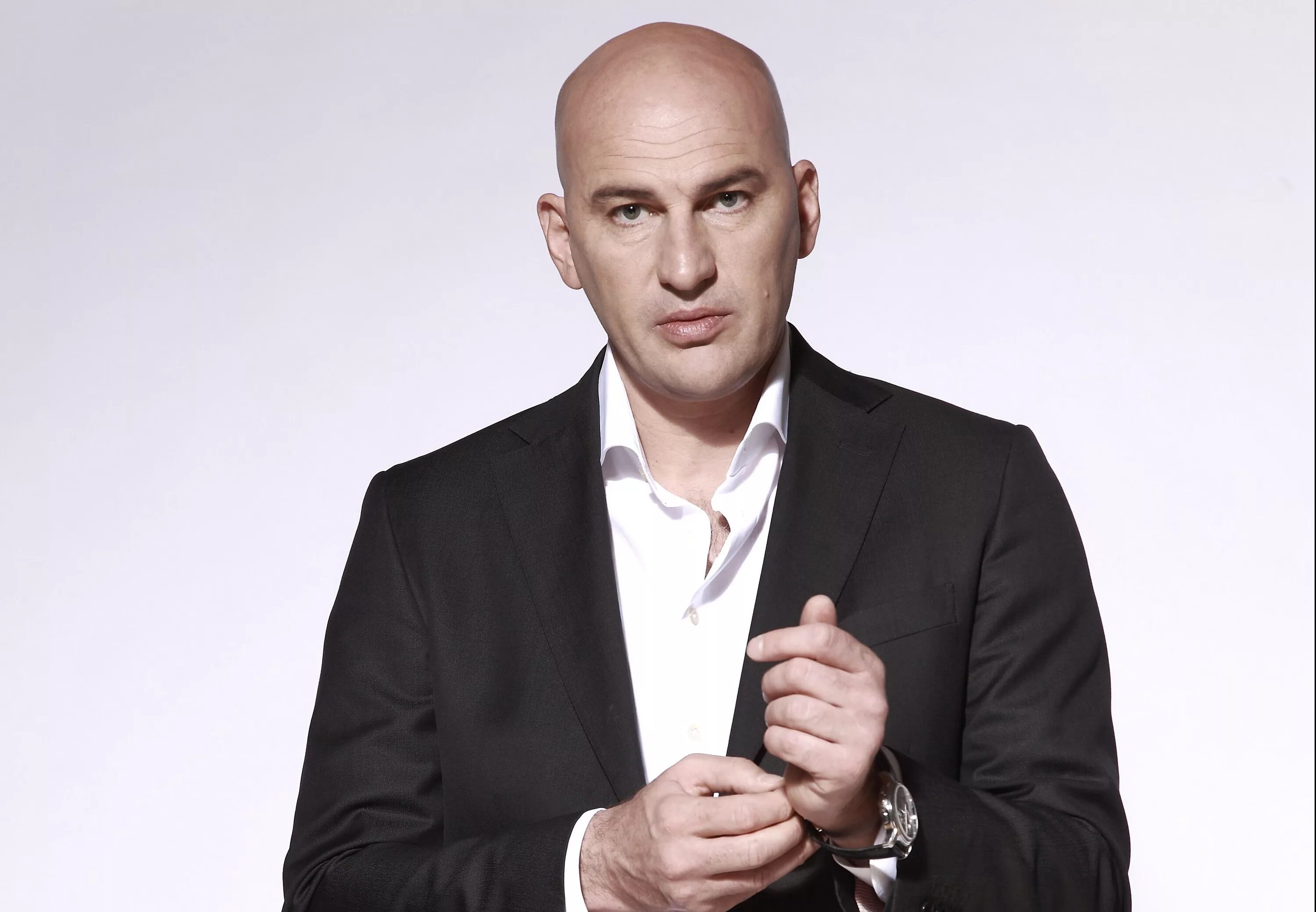 лысый московский бизнесмен.