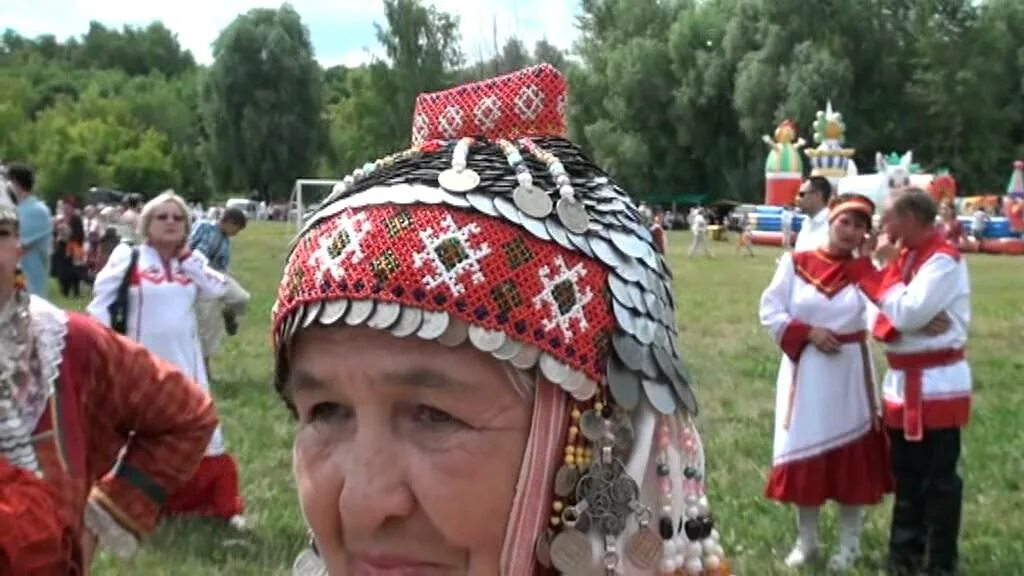 Чуваши народ. Чуваш видео. Одна из необычных традиций чувашей. Чувашские девушки. Чуваши этнос.