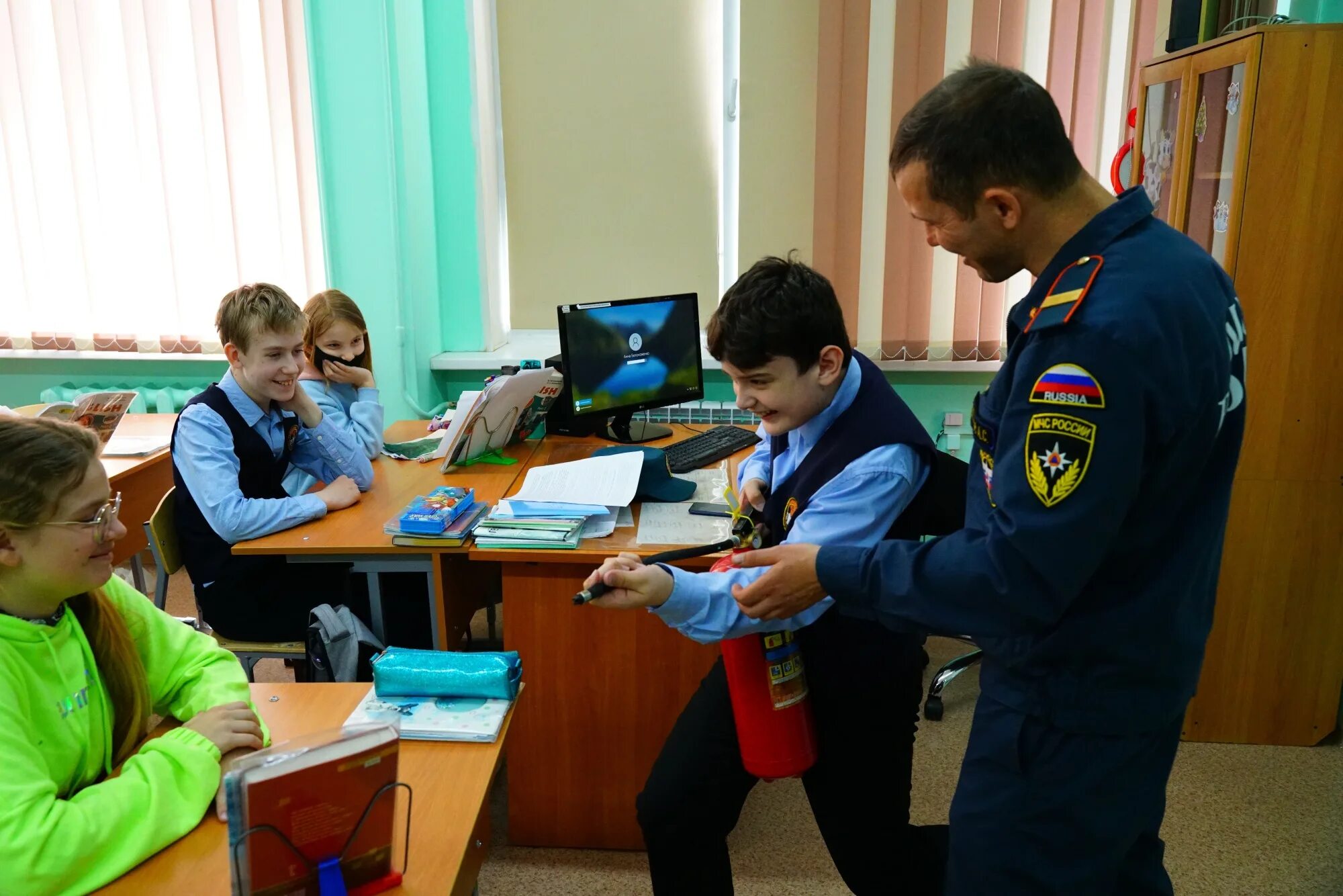 Занятие со школьниками по безопасности. Урок МЧС. Открытый урок МЧС. МЧС ученик Владивосток.