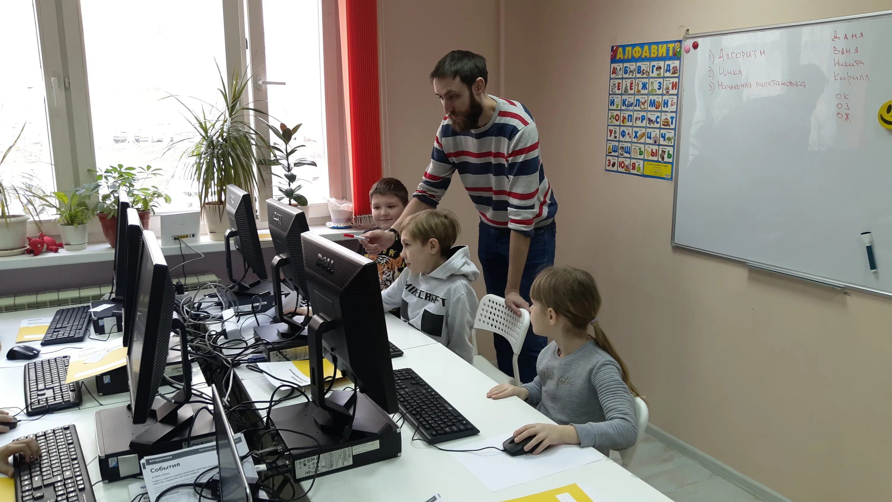 Алгоритмика московский. It cube сыктывкар. Школа алгоритм москва. It куб уфа. Бруковская алгоритмика.