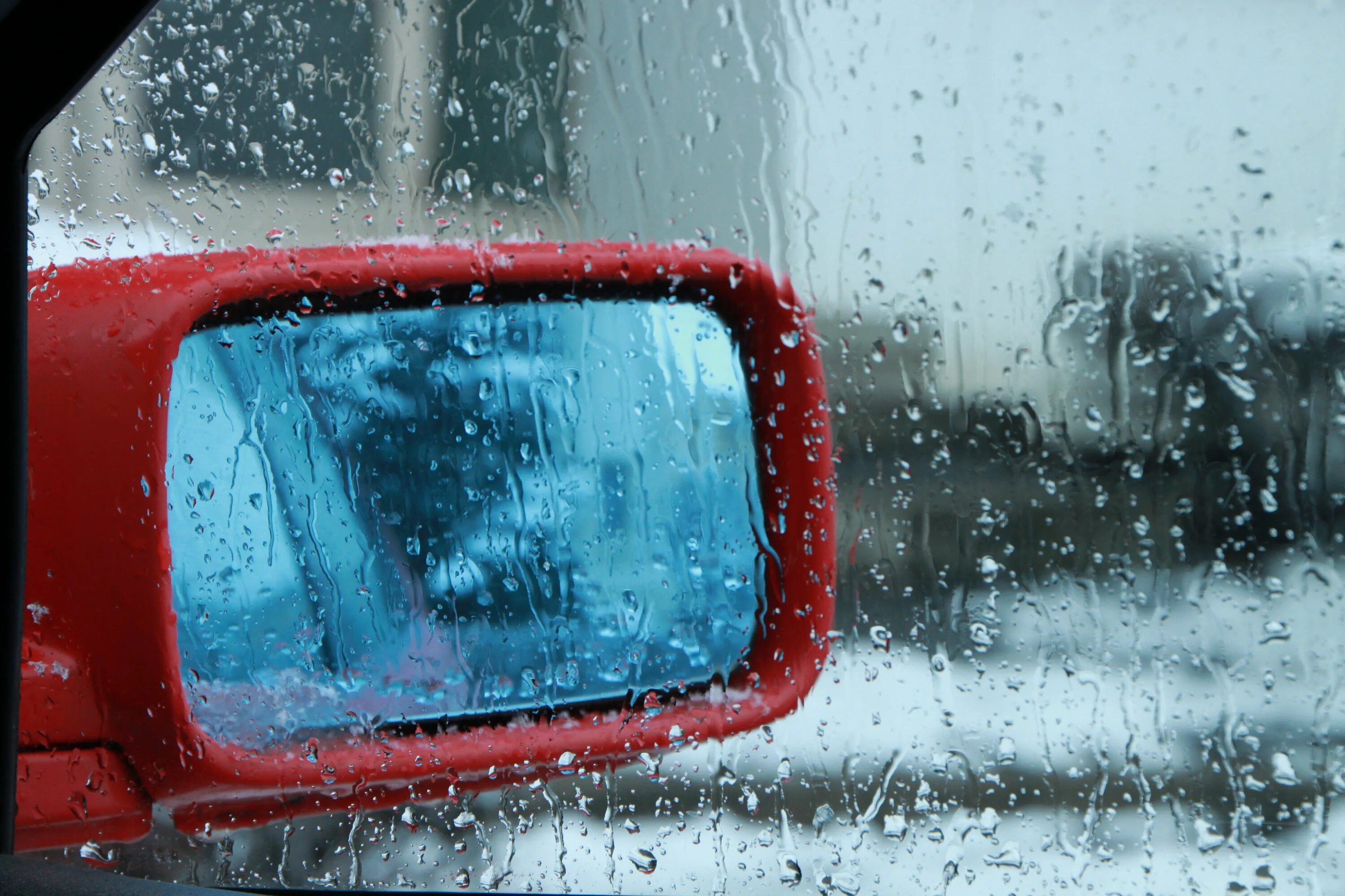 Запотевает стекло в дождь. Запотевшие стекла в машине. Дождь на стекле машины. Мокрое лобовое стекло. Окно машины.