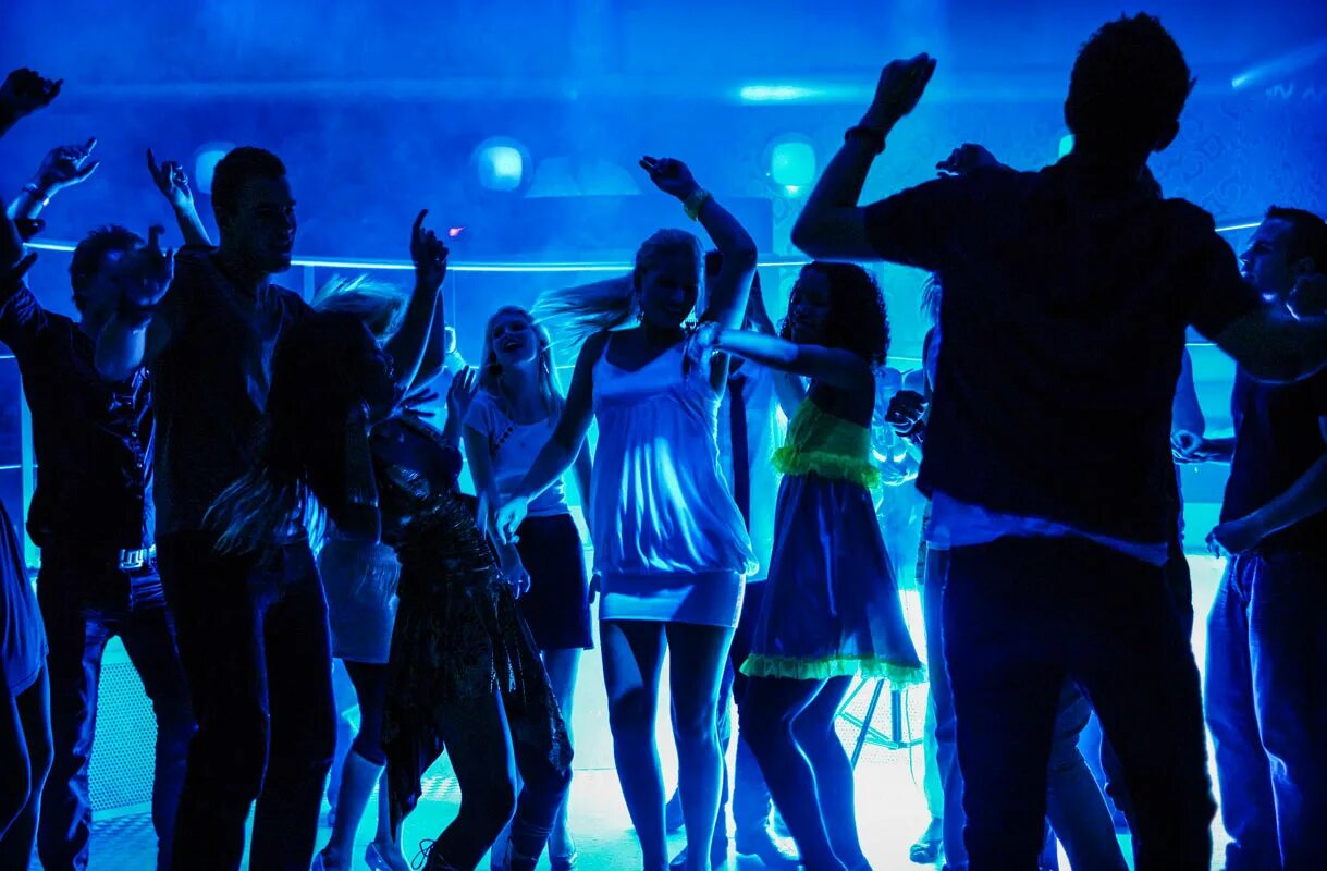 Где танцуют на дискотеке. Танцы в клубе. Люди танцуют в клубе. Танцующая девушка в клубе. Ночная дискотека.