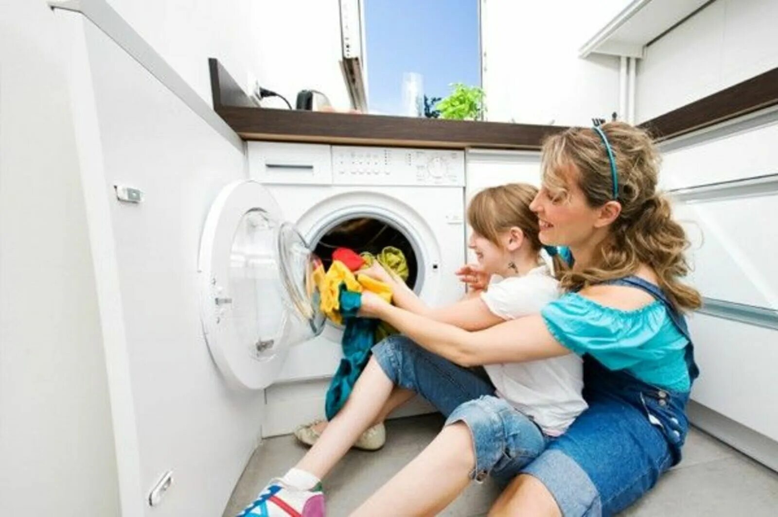 Мама стиральная машина. Стиральная машинка для детей. Стиральная машина малыш. Стирка с детьми. Стиральная машина мама.
