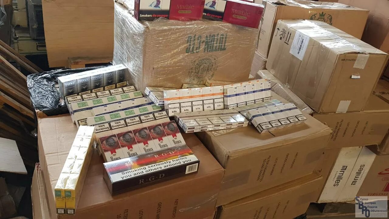 Мониторинг табачной продукции. Контрабанда табачных изделий. изъята партия сигарет. короба с табачной продукцией. контрафактные сигареты в коробках.