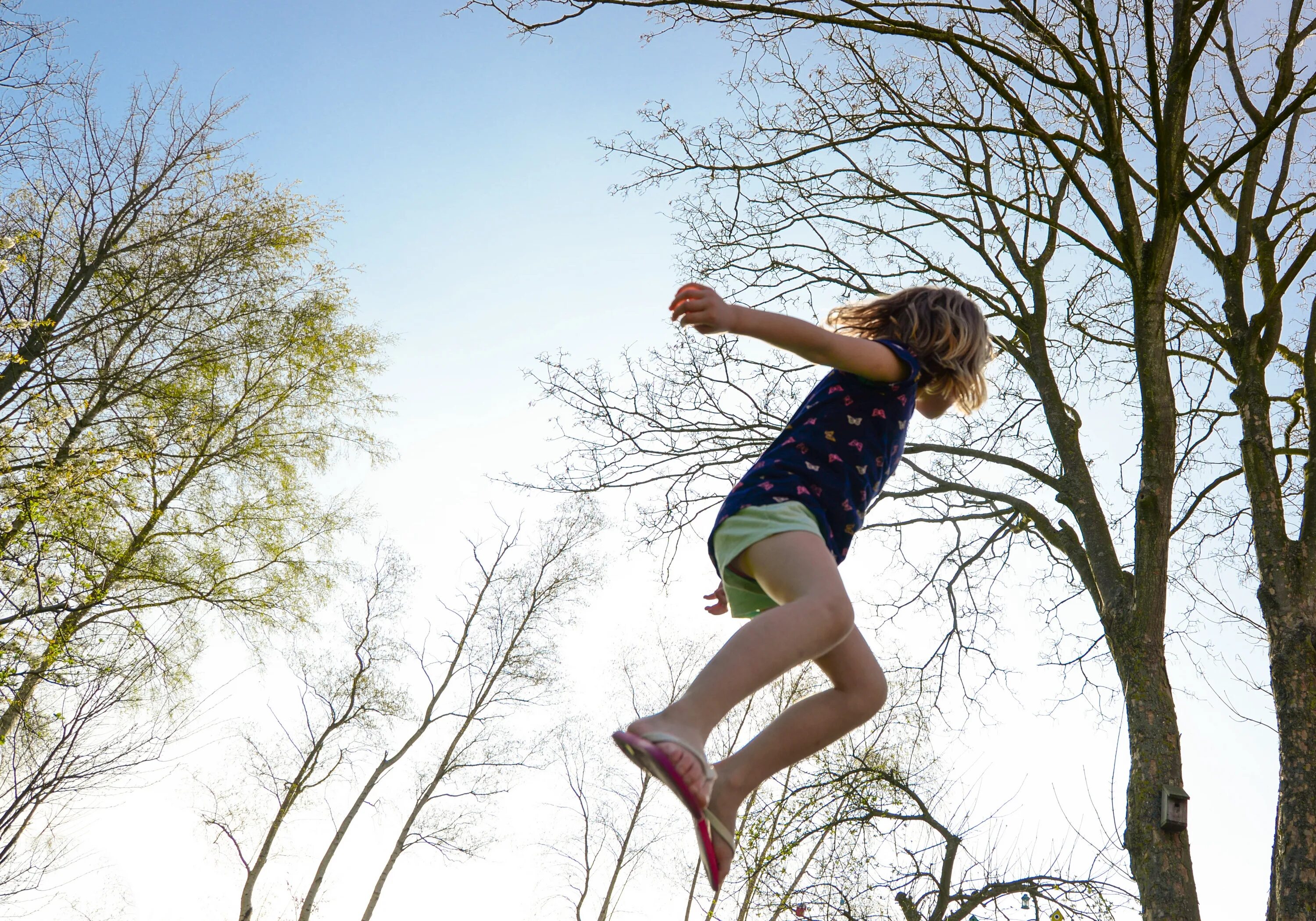 Прыгать нужно именно в тот. Девочка прыгает. Девочка в прыжке. Девушка подпрыгивает. Фотосессия в прыжке.