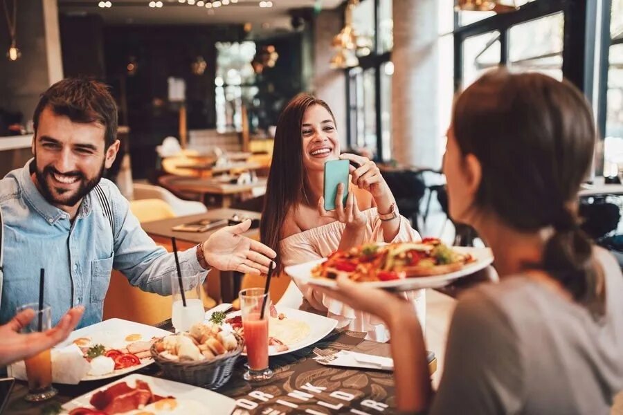 Eat out сленг. Девушка ужинает в ресторане. We never at the restaurant. Компания в кафе за столом. We never at the restaurant.