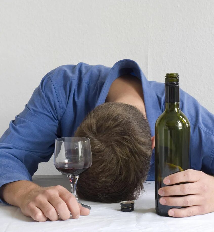 Сильно пьющие. Сильно пьющие. Сильно пьющие. Мужчина с бутылкой. Мужчина с похмелья.