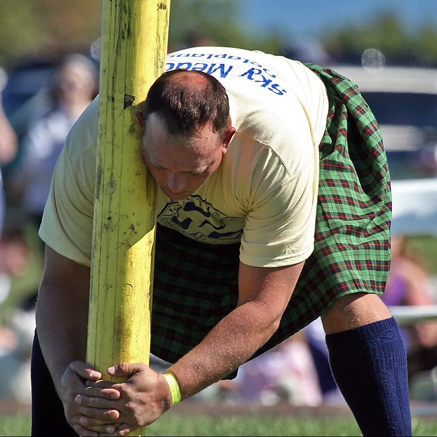 Toss into. Метание бревна в шотландии. caber. caber toss. tossing the caber.
