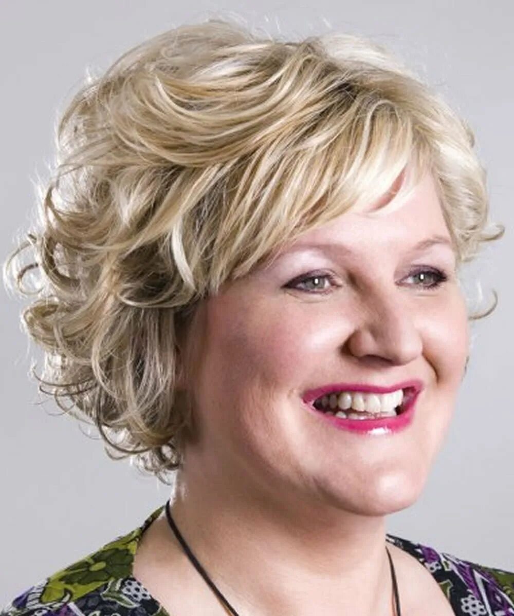 короткие прически для полных женщин. пикси каре 50 стрижка для женщин. стрижка гаврош для женщин после 60 лет. прическа каскад на короткие волосы с челкой для женщины 60 лет. рэкуэл уэлч стрижки.