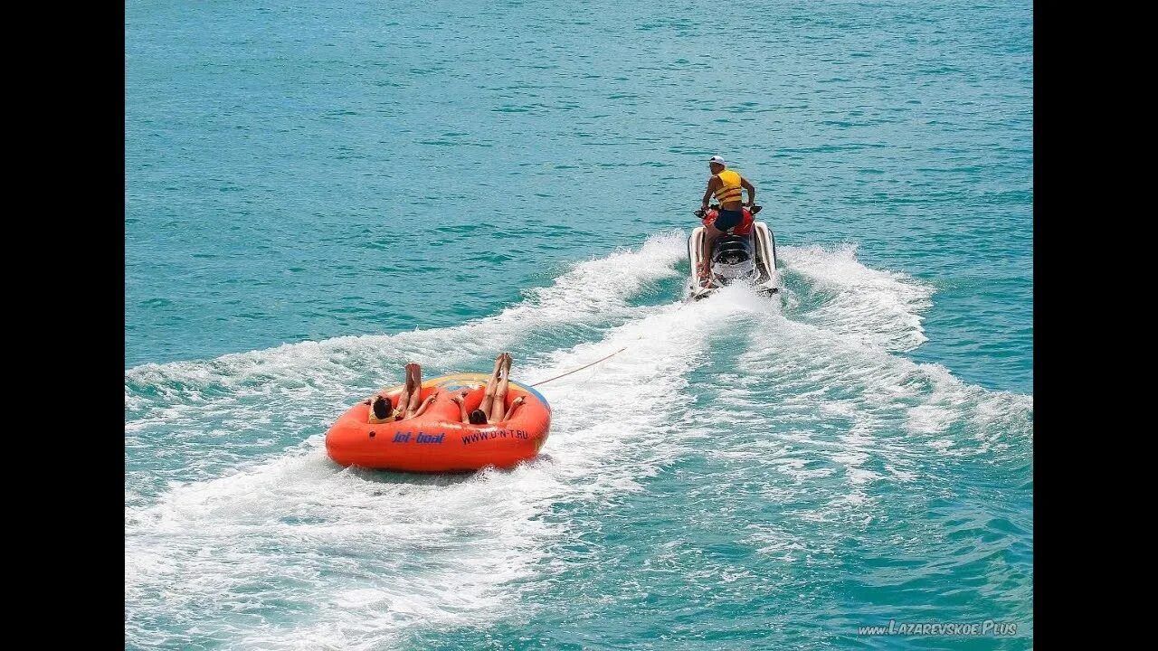Водная таблетка на море. Водные аттракционы. Морские развлечения. Водные аттракционы на море. Водные аттракционы.