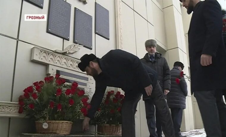 Теракт 27 декабря 2002 Грозный. Дом правительства Чечни в 2002 году. Теракт в Грозном 2002 дом правительства. Взрыв правительства в Грозном 27 декабря 2002 года.
