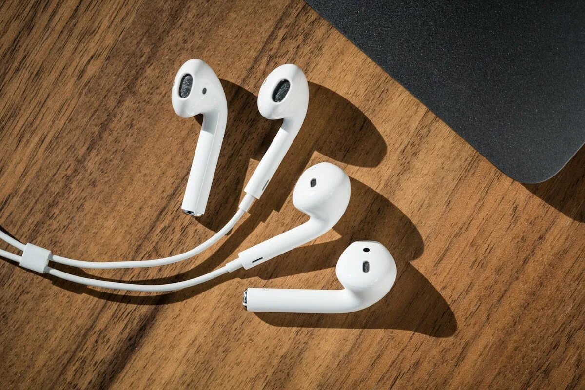 Airpods 3 звук. Наушники аирподс 3. Наушники Apple аирподс про 2. Наушники Apple проводные Earphones. Беспроводные наушники Apple Earpods.