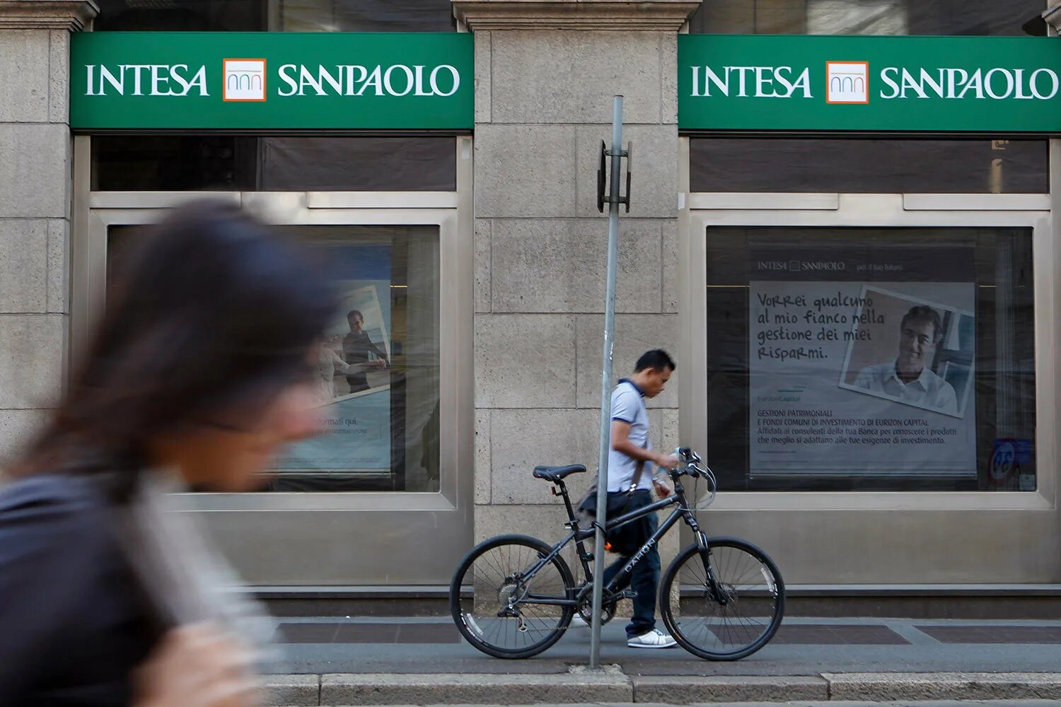 Intesa sanpaolo. Intesa Bank Italy. Интеза Санпаоло. Banca Intesa Sanpaolo приложение. Банк Интеза в Италии фото.