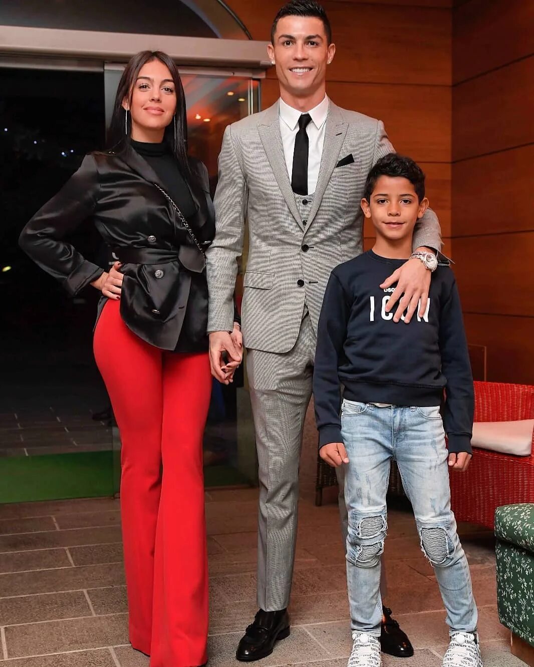 Лет жене роналду. Криштиану роналду семья. семя кириштиано роналдо. cristiano ronaldo семья. криштиану роналду жена и дети.