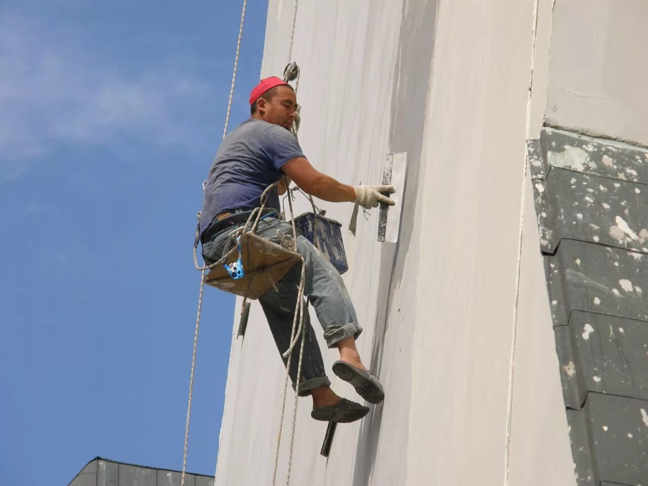 Штукатурка стен. Промышленный альпинизм. Оштукатуривание стен. Штукатурные работы высоте. Штукатурка стен.