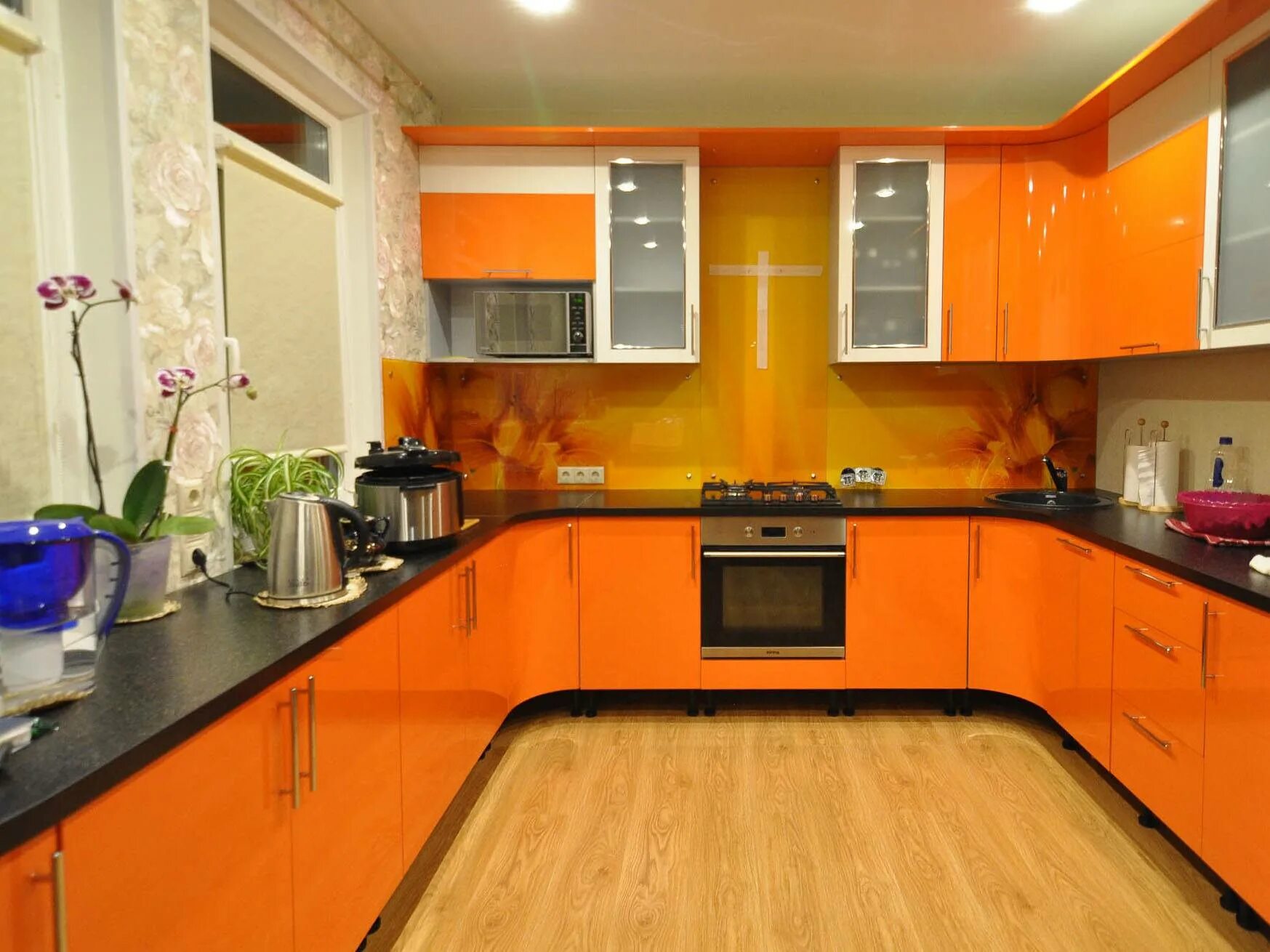 Кухни оранжевая столешница. Оранжевая кухня. Кухонный гарнитур оранжевого цвета. Оранжевая угловая кухня. Угловая кухня оранжевого цвета.