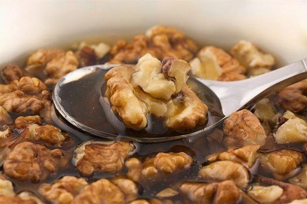 Грецкие орехи рецепт для мужчин. Грецкий орех с мёдом. Мед с орешками. Очищение сосудов головного мозга. Очищение сосудов грецким орехом.