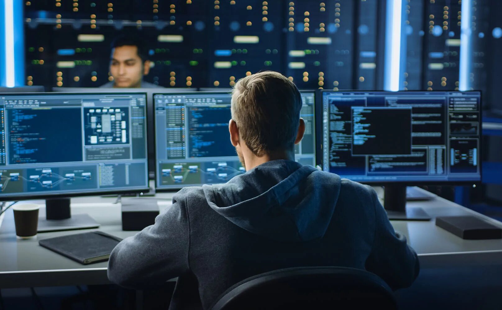Специалист по информации технологии. It специалист. специалист по информационным технологиям. специалист по кибербезопасности.