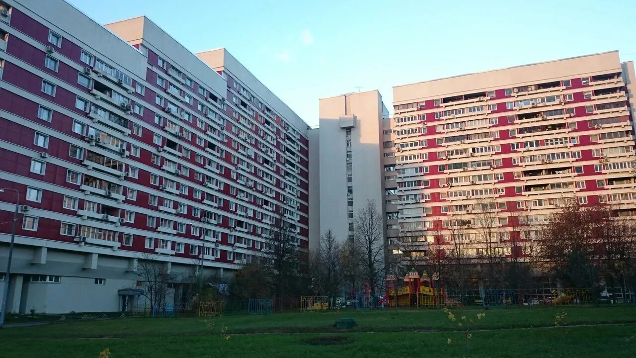 Жилой 8 букв. Чазовский дом Крылатское. Чазовский дом на осенней улице. Дом Чазова в Крылатском. Осенняя улица дом 2.