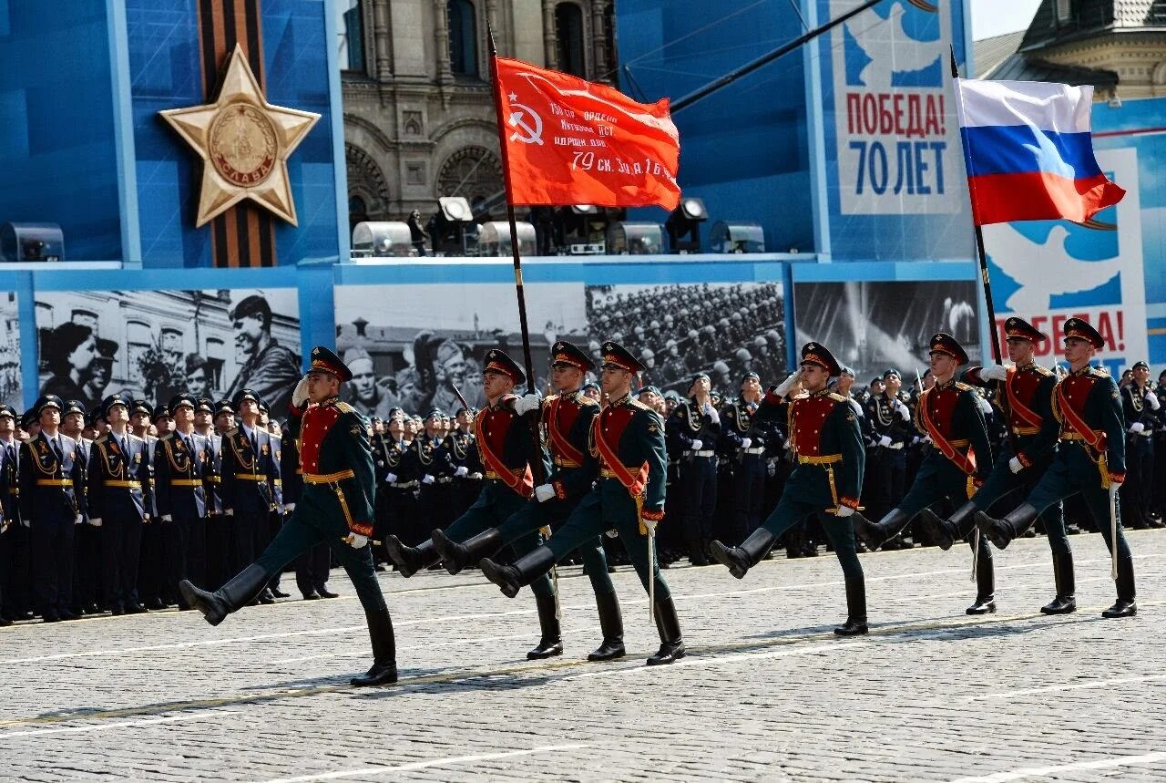 5 мая 2016 г. Знамя Победы на параде в Москве. Парад на красной площади 9 мая 2015 года. Парад Победы на красной площади 70 лет Победы. 9 Мая парад Знамя Победы Москва.