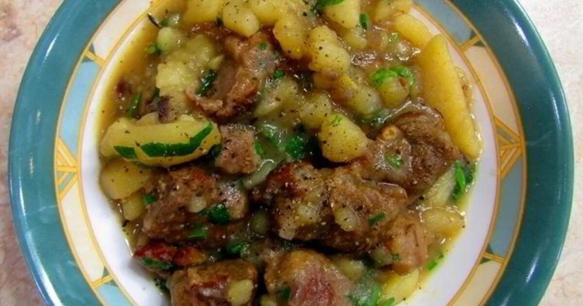 Соус картошка с мясом. Мясной соус с картошкой. Соус из свинины с картошкой. Картошка с подливкой с мясом. Соус картошка с мясом свинины