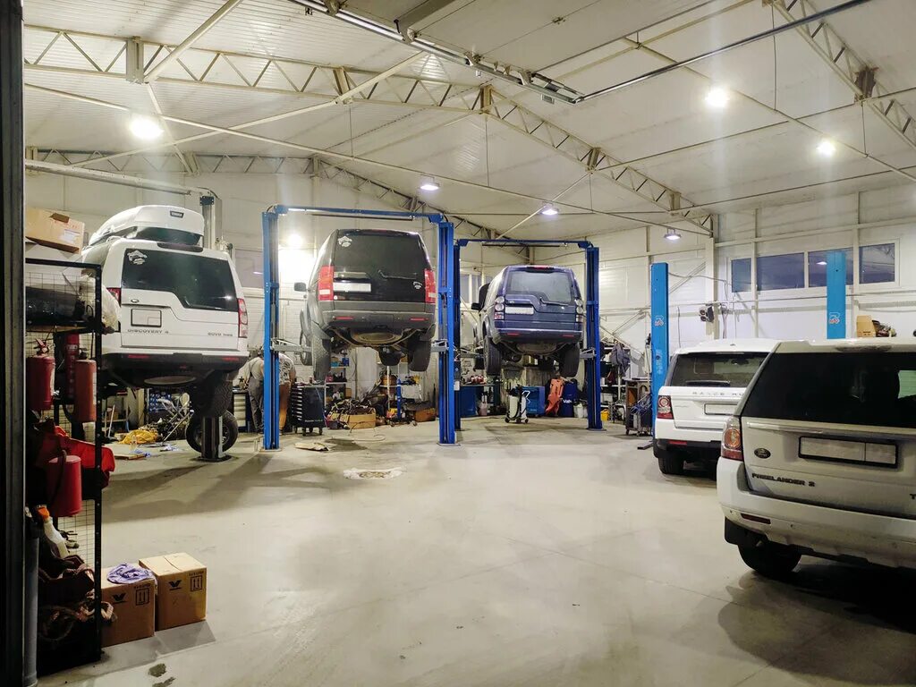автосервис в гараже частного дома. ремонт машин краснодар. ремонт автомобиля краснодар. машина в автосервисе. ремонт автомобиля краснодар.